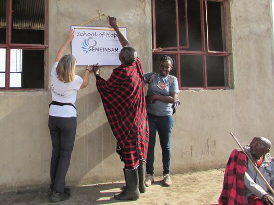 Am Ende der Veranstaltung bringen wir noch unser Vereinsschild an. Allerdings mussten wir improvisieren, denn das Schild hat zwei Bohrungen und an der Wand war nur ein Nagel. Aber Nancy verspricht es später ordnungsgemäß anzubringen.