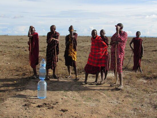 Es sind weitere Massai Männer dazu gekommen, die das Spektakel beobachten.