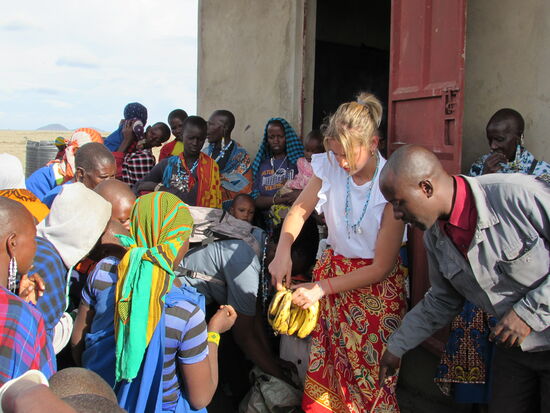 Jeder bekommt eine Banane überreicht.