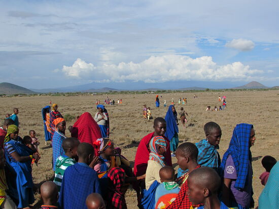 Inzwischen verlassen die Massai das Fest und gehen zurück in ihre kleinen Dörfer.
