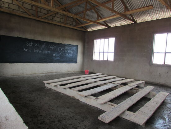 Ich werfe einen letzten Blick in einen der Klassenräume und da wird das nächste Ziel klar - den Bau dicht machen und Tische und Bänke anschaffen.