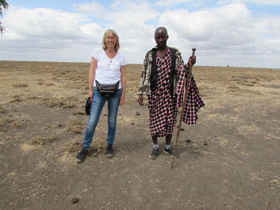 Einer der Dorfältesten hat mir damals den Platz gezeigt auf dem eines Tages eine richtige Schule entstehen soll  - das war sein Wunsch.