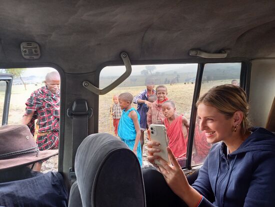 Im Auto herrscht noch gute Stimmung, denn draußen passiert ständig etwas Neues.
