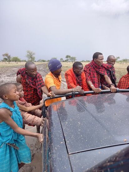 Die Massai schieben, doch es dauert einige Zeit ehe wir frei kommen. .