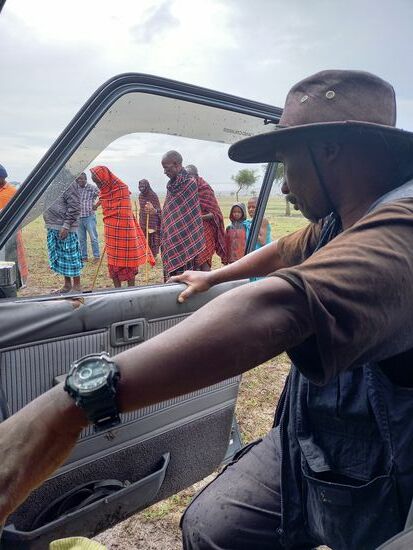 Mr. JJ, unser Fahrer bleibt total entspannt - pole, pole. Es fiel die gesamte Zeit kein böses Wort, kein fluchen. Wir haben uns die gleiche Situation in Deutschland vorgestellt und waren uns einig, das dort das Wort "Scheiße" mehrfach gefallen wäre und einer den anderen beschimpft hätte.