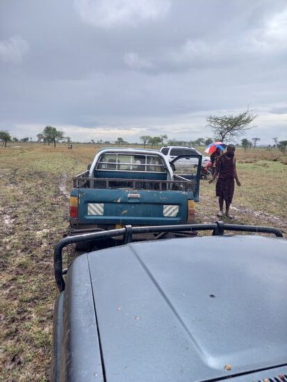 Schließlich kommt sogar einer der Dorfältesten, die seit Stunden an der Schule auf uns warten. Er organisiert ein Fahrzeug zum herausziehen. Doch dann gräbt sich auch das Fahrzeug ein.