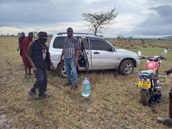 Schließlich wird beschlossen, dass wir all unsere mitgebrachte Ware umladen in das Fahrzeug des Dorfältesten und er uns zur Schule bringt, damit die Zeremonie endlich starten kann. Mr. JJ versucht derweil weiter dass Fahrzeug frei zubekommen.