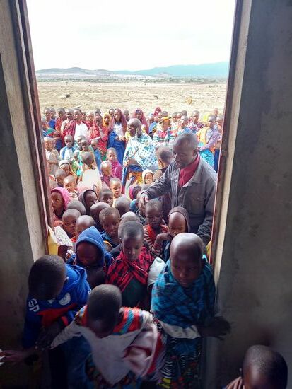 Die Tür öffnet sich und die unzähligen Kinder strömen hinein.