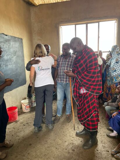 Es folgen herzliche Umarmungen.
