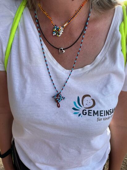 Ich bekomme die orangefarbene Kette.