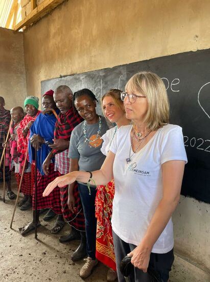 Jeder kommt zu Wort - hier stelle ich Laura vor und berichte was sie gespendet hat. Es gibt viel Beifall und Freude.