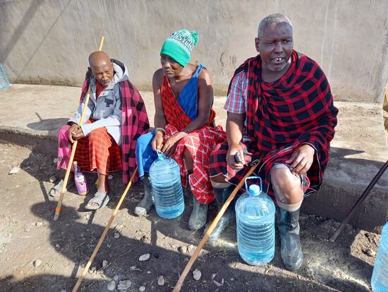 Das Wasser wird sofort gekostet. Ich bringe ihnen noch den Sirup und erkläre wie man das mischt. Das Getränk kam gut an 