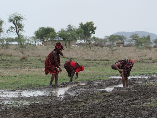 Die Männer haben sich zwischendurch die Füße und Beine gereinigt.