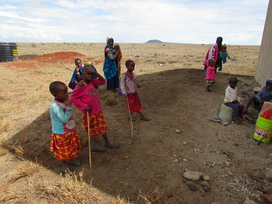 Kaum an der Schule angekommen, entdecken wir das Wasserfass (links im Bild) und verschaffen uns dahinter Erleichterung  