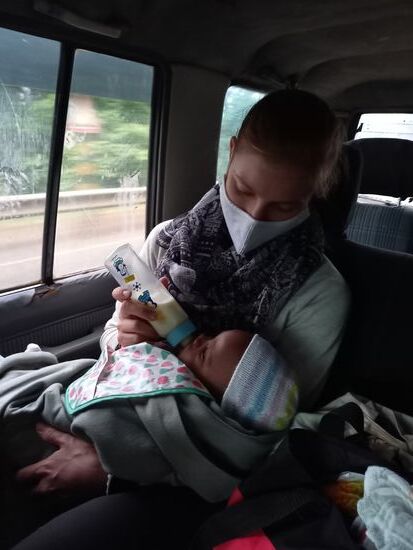 Unterwegs bekommt Gift das Fläschchen.