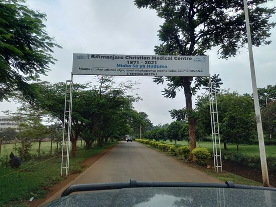 Einfahrt zum Krankenhaus