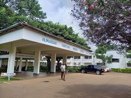 Ich bin erstaunt über die Größe und Ausstattung des Krankenhauses.
Das sieht für hiesige Verhältnisse alles top gepflegt aus.