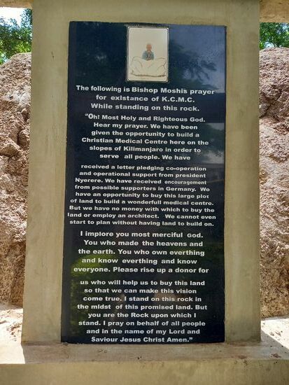 Ich entdecke tatsächlich eine Gedenktafel, die auf Unterstützung aus Deutschland hinweist.