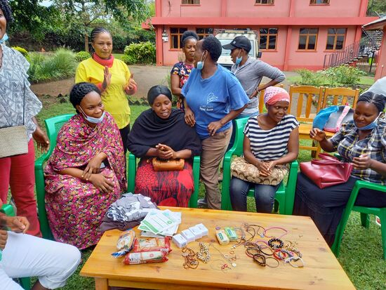 Ich gebe der ersten Nanny eine Kette. Diese muss dann für eine andere etwas aussuchen und übergeben und dann immer so weiter.