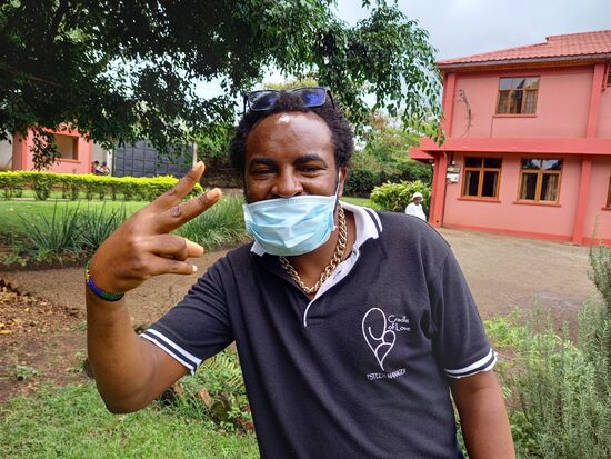 Schließlich bekommt auch Psteen eine Kette verpasst - was für ein Spaß  