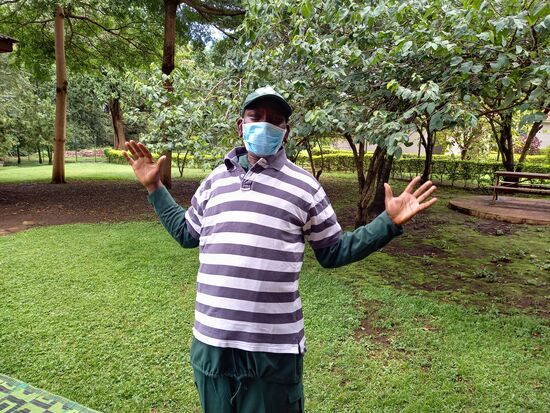 Die Männer freuen sich riesig über das T- Shirt.