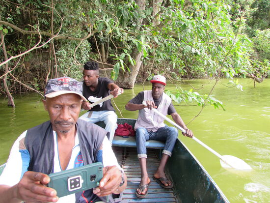 Während die beiden Jungs fleißig paddeln und alles erklären, halten Mr. JJ und ich alles im Bild fest 