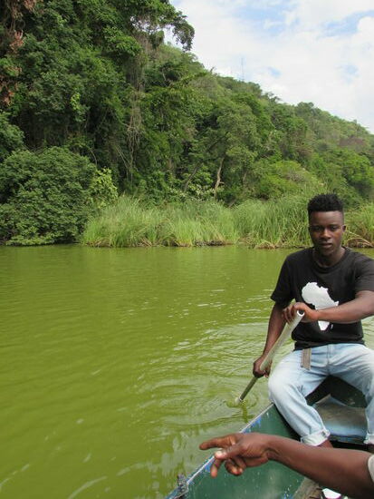 Unser Guide paddelt nicht nur, sondern er entdeckt auch immer wieder Tiere auf die er uns hinweist.