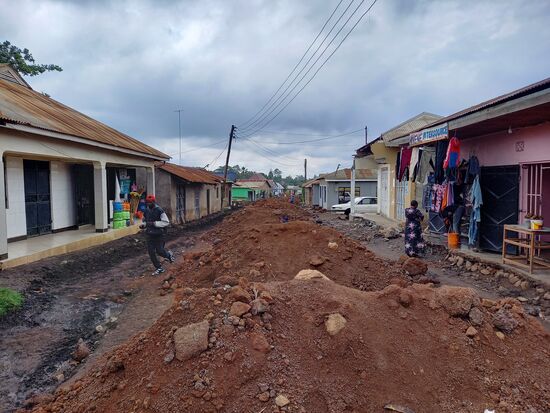 Die ganze Straße wurde aufgerissen um neue Leitungen zu verlegen. Jetzt wird die Straße erneuert.