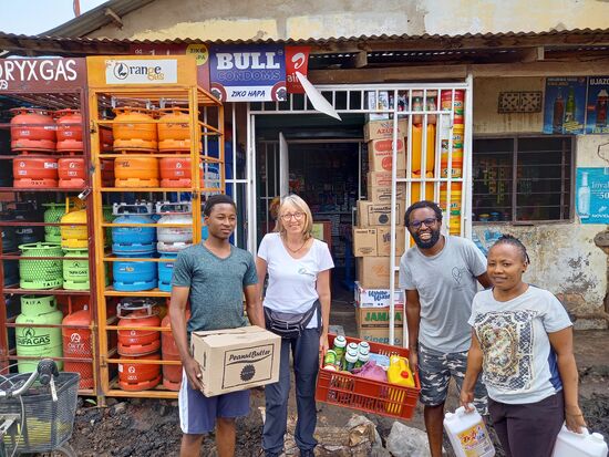 Die ersten Kisten sind gefüllt und kommen sofort ins Fahrzeug.