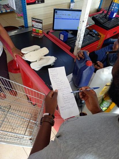 Im Supermarkt wird die Einkaufsliste weiter abgearbeitet.