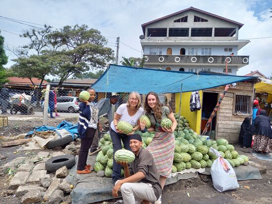 Mit viel guter Laune geht es auf den Markt.