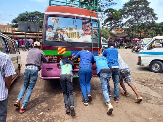 Psteen und ich machen uns auf dem Weg zum Großmarkt. Ida und Leah sind weiter auf dem Markt unterwegs. Doch wir kommen zunächst nicht weit - ein Bus war liegengeblieben und da springt Psteen sofort dazu und schiebt mit an.
