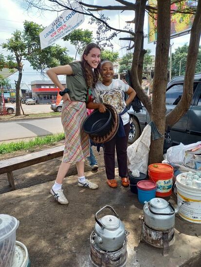 Dort warten Ida und Leah schon auf uns.