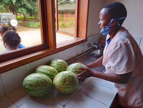 Das Küchenfenster öffnet sich und dann füllt sich die Vorratskammer wieder.