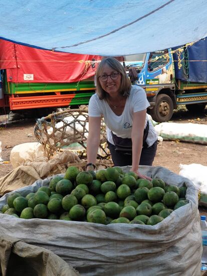 Aus diesem Sack steigt der Duft von Limetten auf.