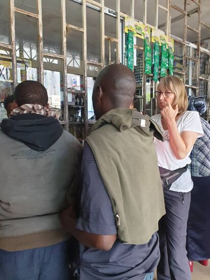 Am Großmarkt stellt man sich erst am Schalter an, um seine Bestellung aufzugeben. Am nächsten Schalter wird bezahlt und erst dann erhält man seine Ware. Ich stehe hier am Schalter zum bezahlen und wundere mich, nach welcher Regel man hier wohl an der Reihe ist. Dann sagt Psteen, wenn ich so weiter mache, stehe ich in zwei Stunden immer noch an  
Also hier siegt die Dreistigkeit, ohne drängeln wirst du hier nichts - na dann 