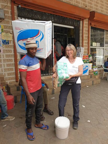 Mit Toilettenpapier, Papier Servietten und Porridge geht es zum Fahrzeug und zum Treffpunkt Markt.