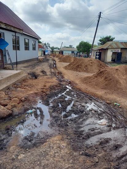 Es geht immer im Zick Zack Kurs um die Pfützen und Sandberge herum. Hier wurden gerade Rohre verlegt und da die Straße eine einzige Baustelle ist, konnte ich auch kein Tuc Tuc nehmen.