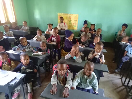 Hinten links ist noch eine Bank frei, da lasse ich mich nieder  