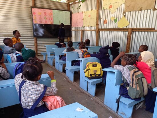 Die älteren Schüler lernen das A, B, C