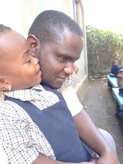 Die Kinder suchen die Nähe von Frank.