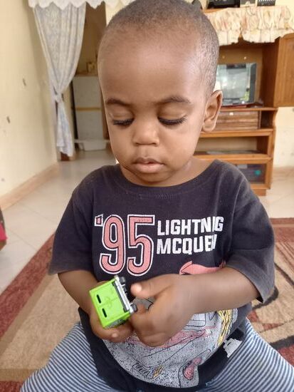 Godbless freut sich über eines der mitgebrachten Autos  