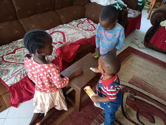 Sofort spielen die Kinder zusammen.