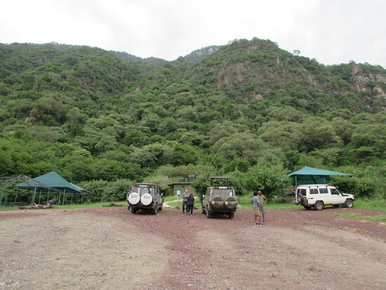 Dieser Rastplatz bietet einen Bick auf die Klippen des afrikanischen Grabenbruchs. Unterhalb am See findet man die heißen Quellen. Diese sind jetzt unser Ziel. Wenn man sich mit dem Wasser wäscht, sollen die Wünsche in Erfüllung gehen. Nix wie hin.