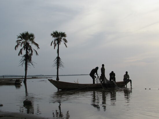 Die Fischer holen ihre Netze ein.