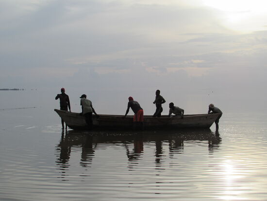 Diese Jungs bereiten das Boot für uns vor - Psteen hatte eine schöne Überraschung für uns 