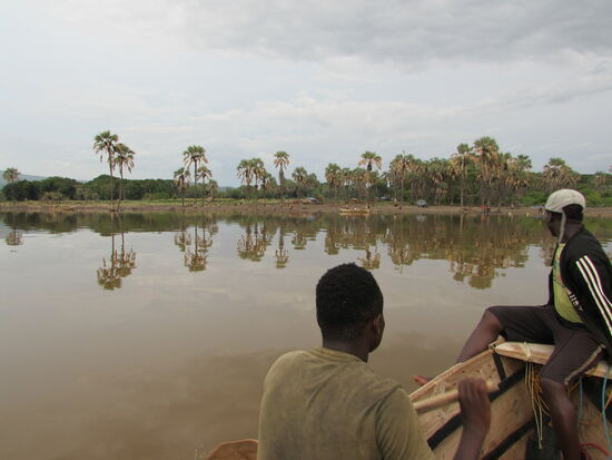 Blick vom Boot auf die schönen Spiegelung am See.