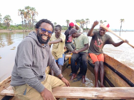 Es herrscht eine fröhliche Stimmung und Psteen animiert zu Gesang.