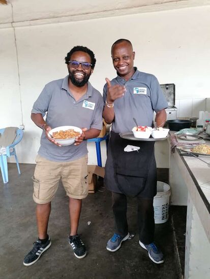 Die Männer servieren  