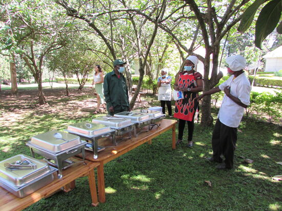 Auch das Buffet ist aufgebaut.